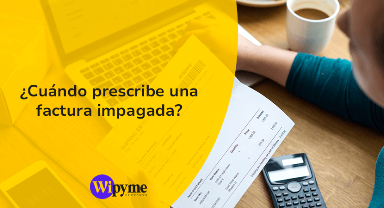 Autónomo comprobando la fecha de prescripción de facturas impagadas pendientes de cobro