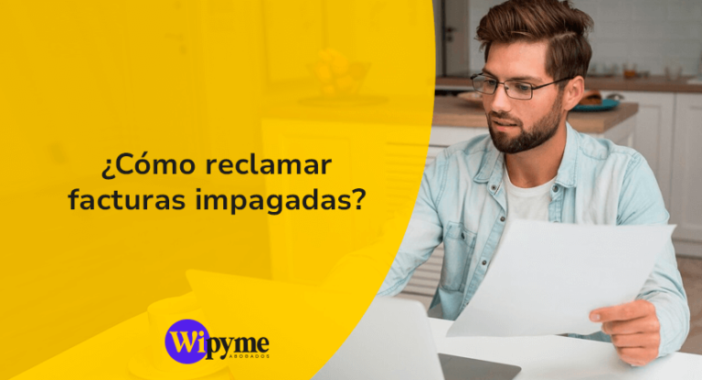 Autónomo joven que sabe cómo reclamar una factura impagada
